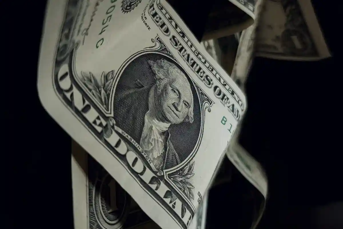 Сильный доллар на фоне мировой экономической лихорадки. Фото: Timis Alexandra / unsplash.com