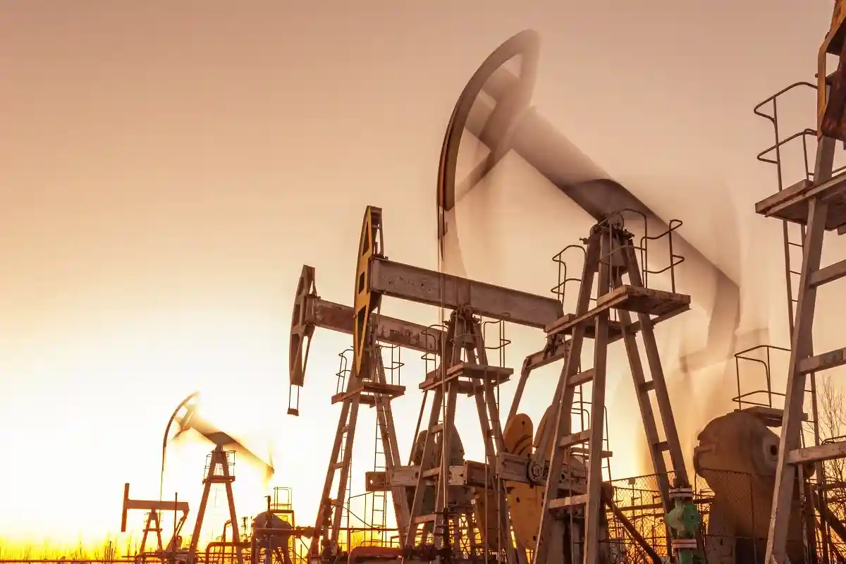 Цены на нефть вскоре могут вновь начать расти и достигнуть отметки $100 за баррель. Фото: ded pixto / shutterstock.com