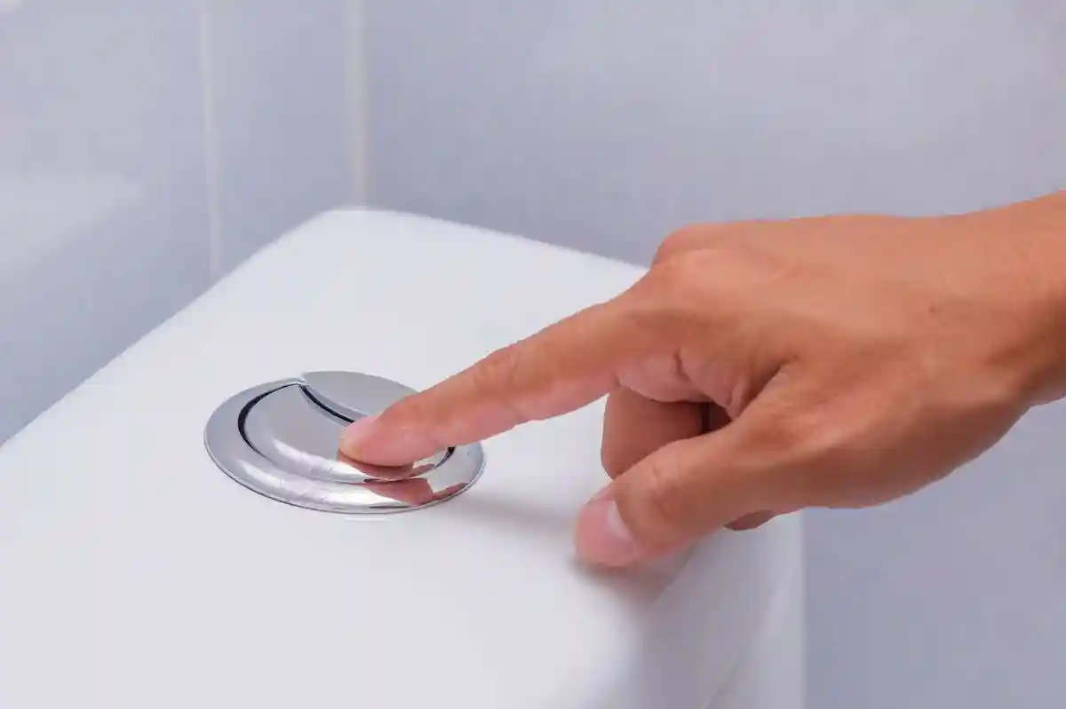 Сократить расход воды в туалете помогает кнопка раздельного слива. Фото: NATTHAPONG SUNTORNDECH / shutterstock.com