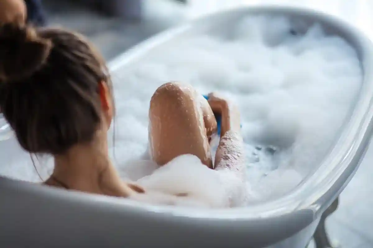 Если сделать соль для ванн своими руками правильно, получится ничуть не хуже магазинной. Фото: UfaBizPhoto / Shutterstock.com