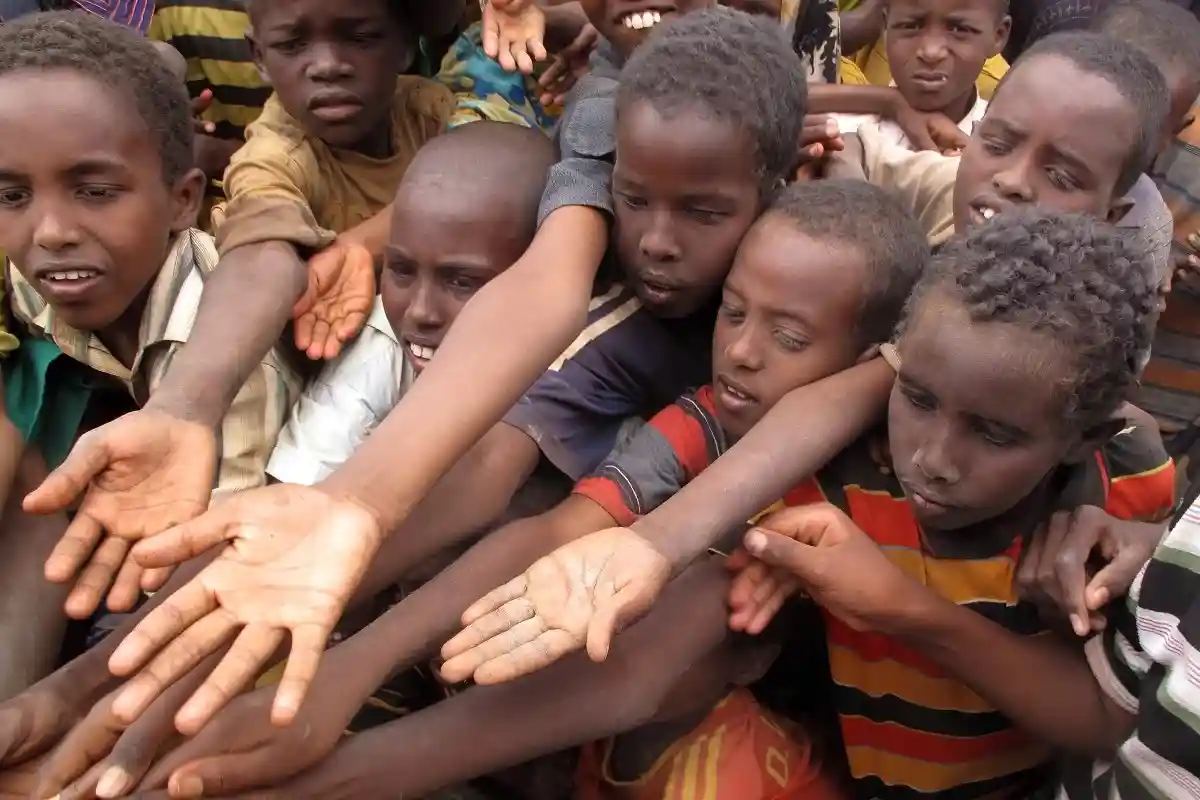 Голодающие дети в Сомали. Фото: Sadik Gulec / shutterstock.com