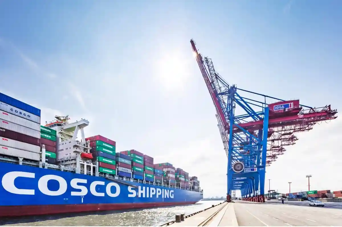 Спор из-за китайского инвестора в порту Гамбурга. Представители порта уверены, что сделку с Cosco нужно одобрить. Фото: COSCO SHIPPING / Twitter