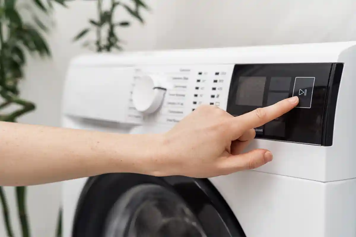 В среднем стиральну/ машину используют 220 раз в год. Фото: brizmaker / Shutterstock.