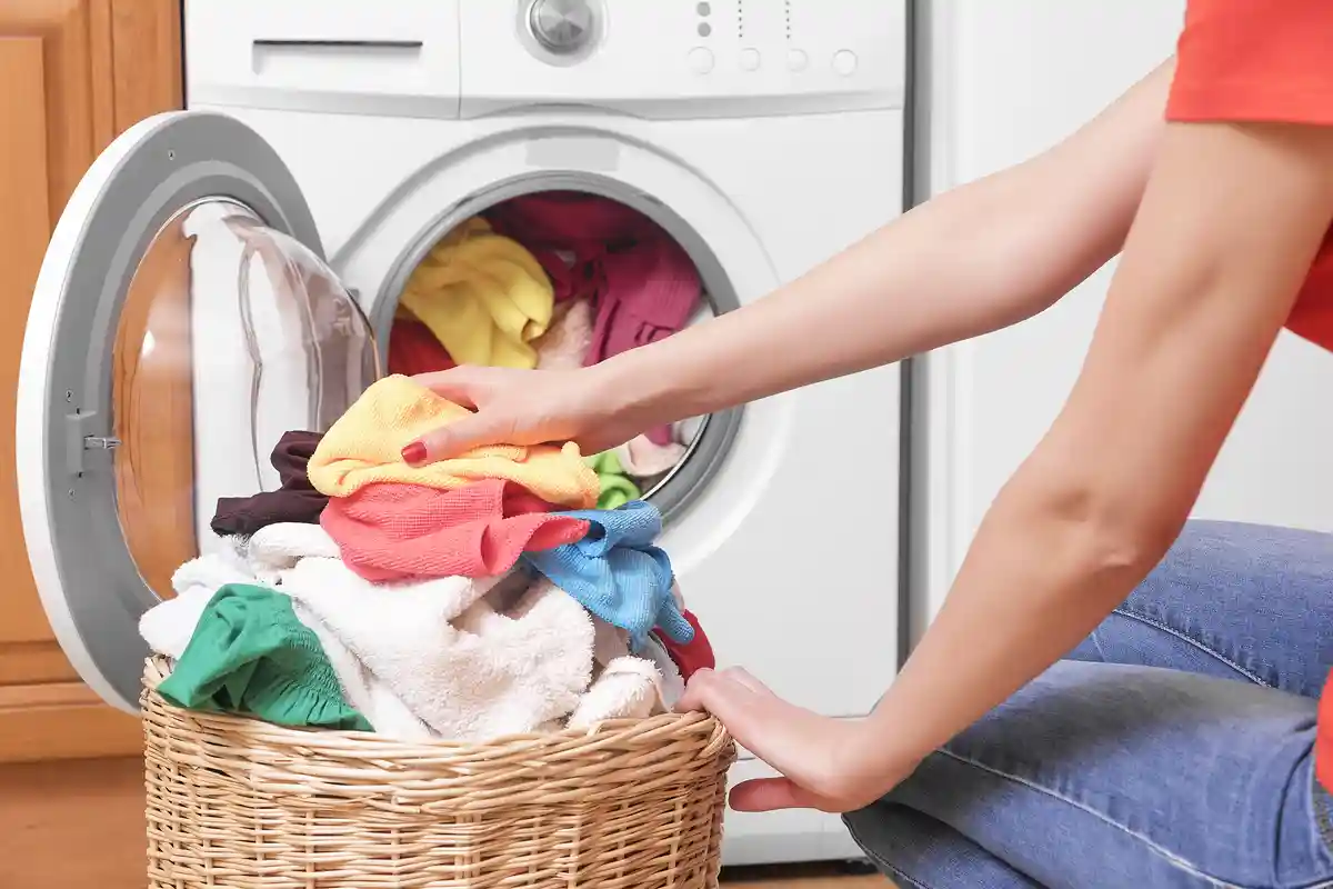В некоторых квартирах нет собственной стиральной машины. Фото: laksena / Shutterstock.