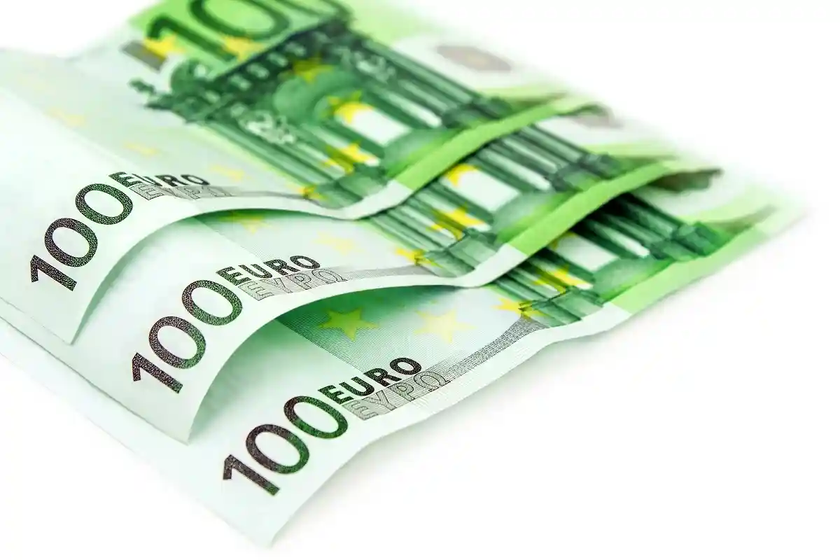 Энергетическое пособие в размере 300 евро будет выплачиваться один раз в сентябре в качестве надбавки к зарплате. Фото:  PhotoSGH / shutterstock.com