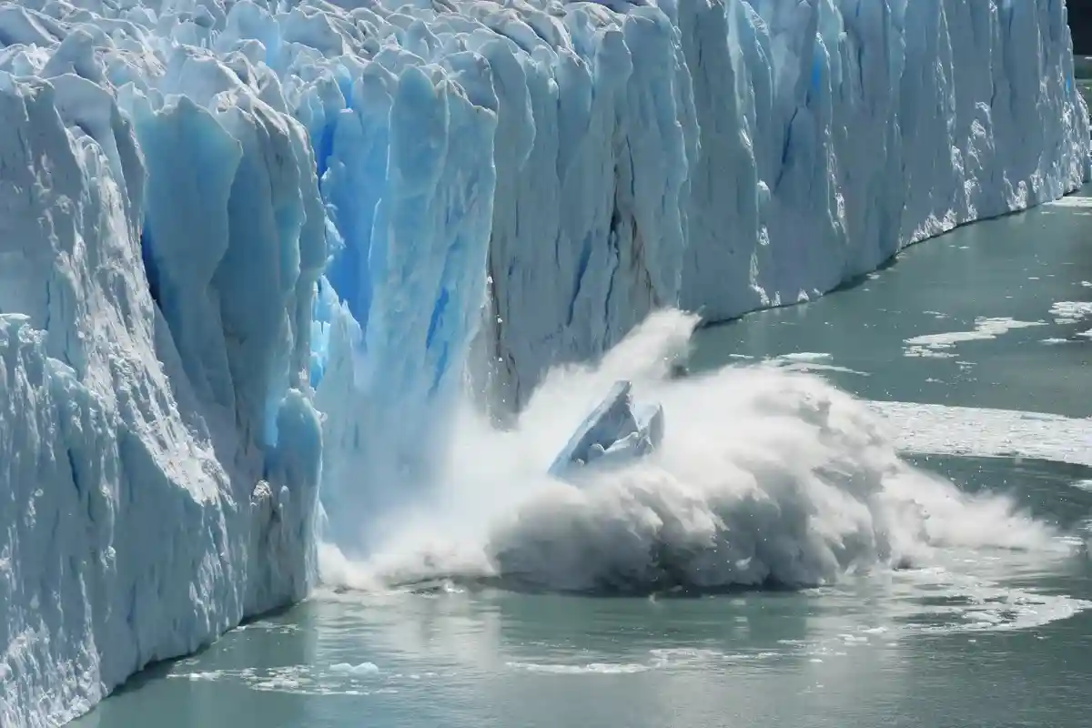 Таяние ледников в Арктике: причина в СО2. Фото: Bernhard Staehli / Shutterstock