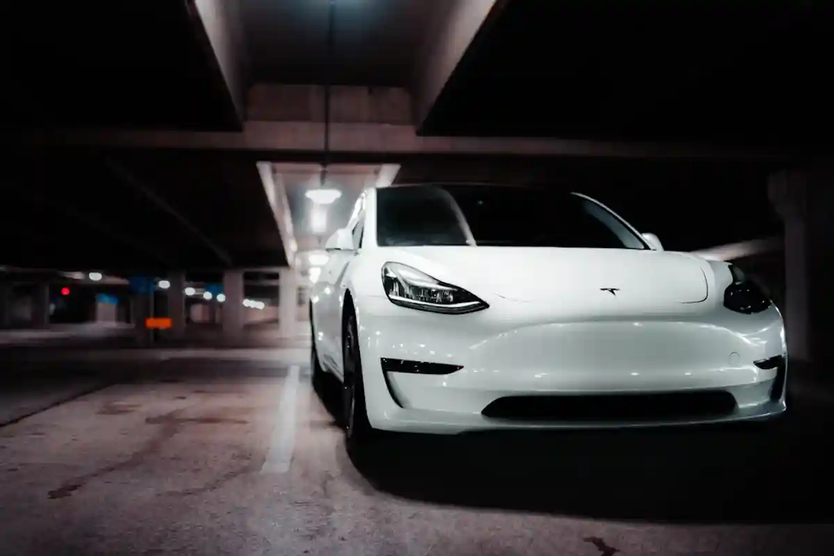 Tesla отзывает автомобили из-за сбоя стеклоподъемников. Фото: СanadianPhotographer56 / Shatterstock