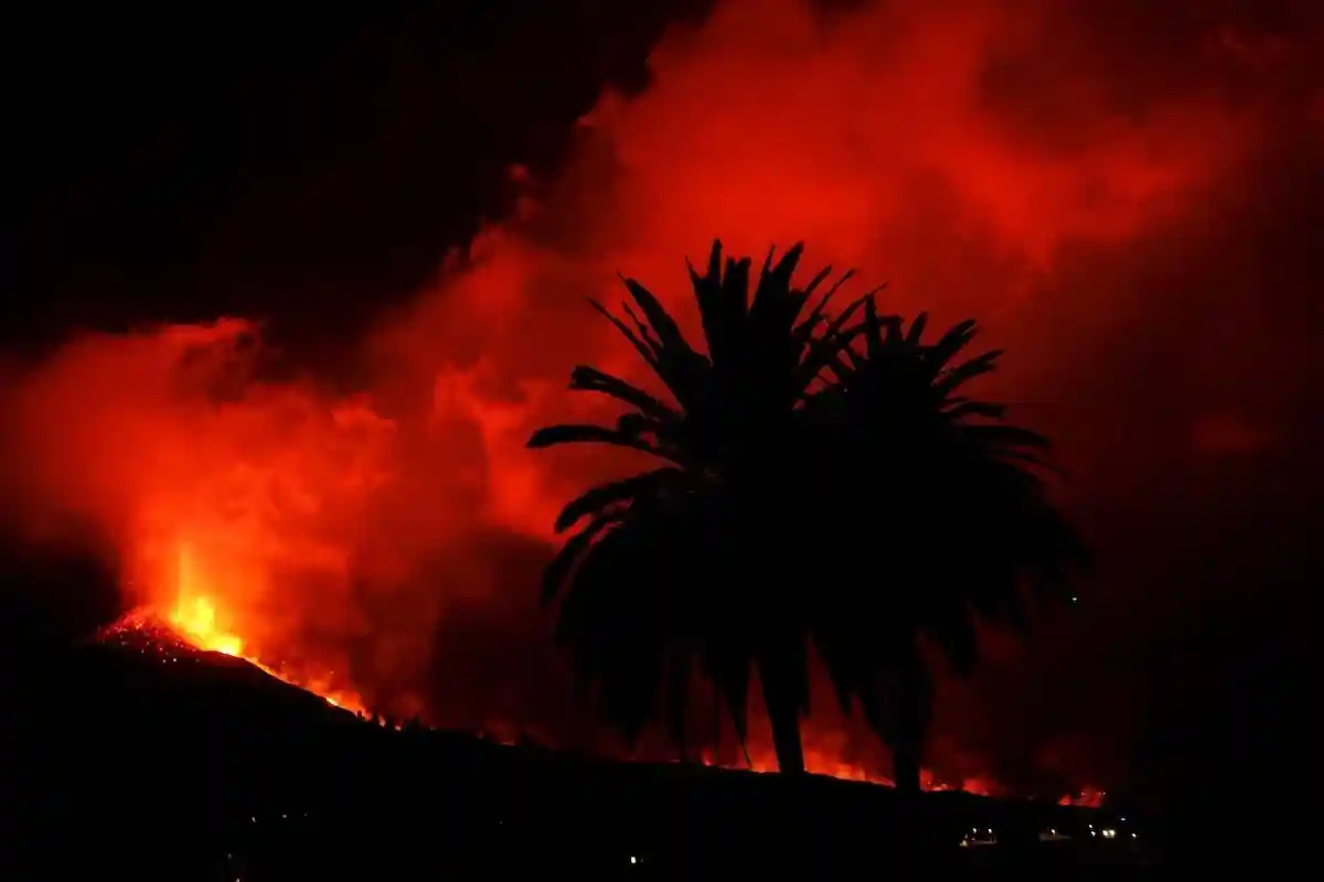 Токсичные газы выделяются в результате извержения вулкана в 2021 году. Фото: Alexandros Michailidis / Shutterstock.com