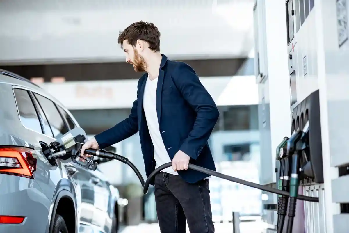Эксперты рассказали о ценах на топливо. Фото: RossHelen / Shutterstock.com