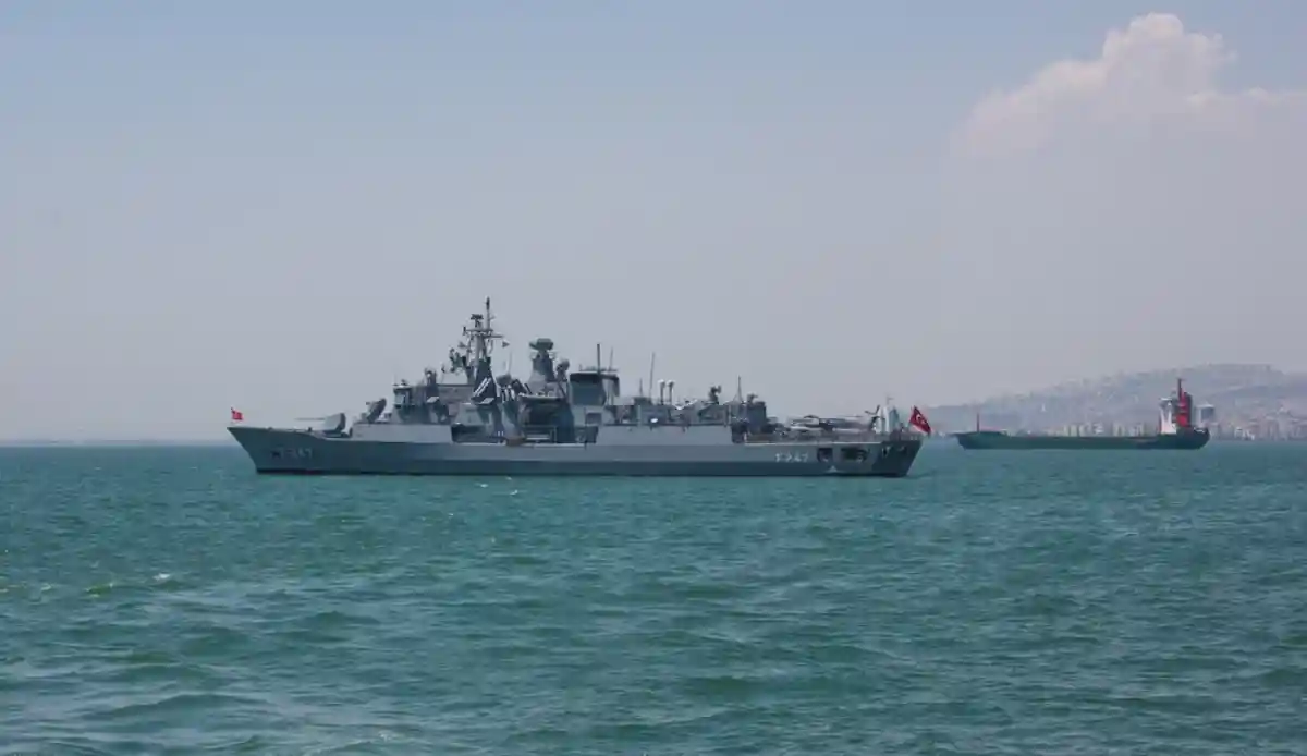 Турецкий военный корабль пришвартовался в Израиле. Фото: Irinaorel / Shatterstock.com