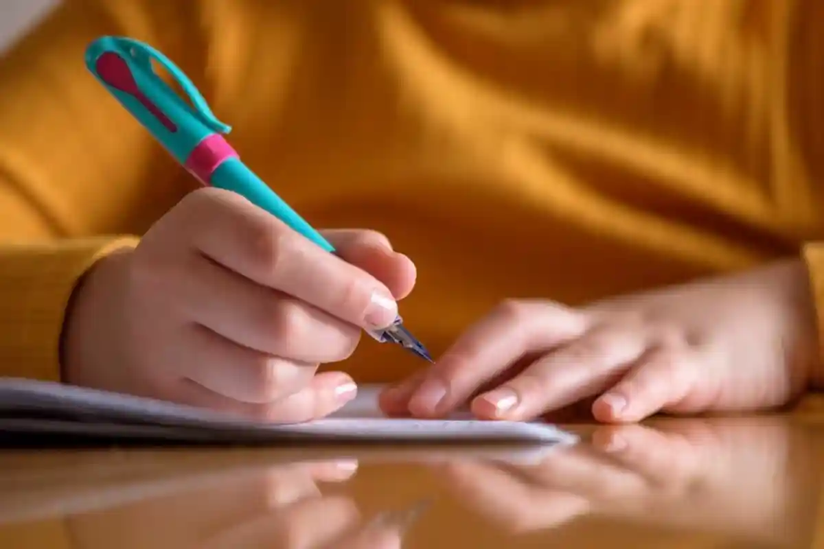 учатся писать перьевыми ручками