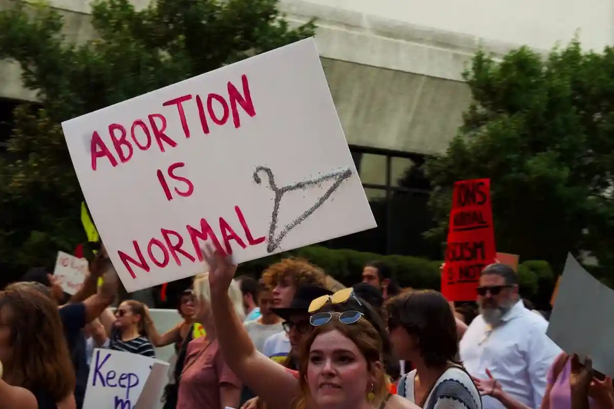Американке, вынашивающей плод без черепа, пришлось ехать в другой штат для аборта