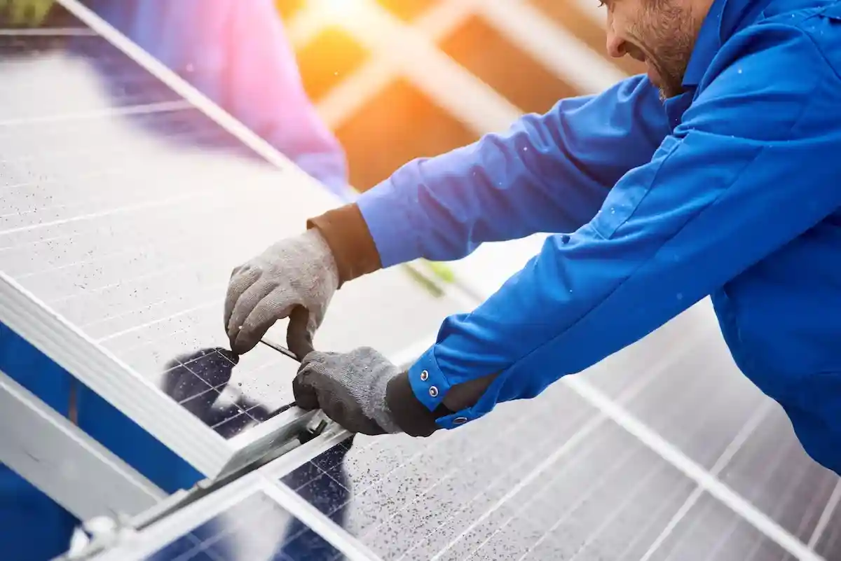 Установка солнечных батарей теперь будет упрощена. Фото: anatoliy_gleb / Shutterstock.com