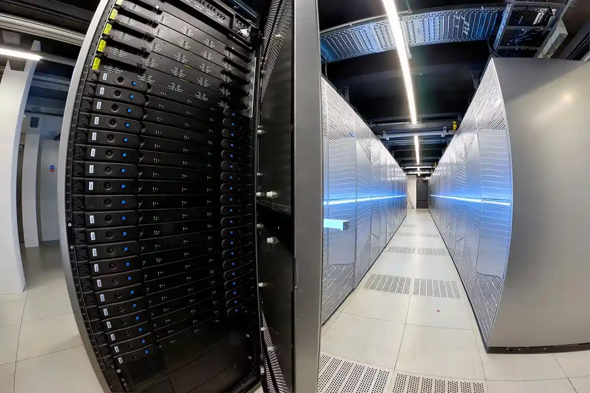 В Германии появился суперкомпьютер для изучения климата. «Леванте» включает в себя 2832 вычислительных узла, каждый из которых содержит по 2 процессора AMD 7763. Фото: dkrz.de 