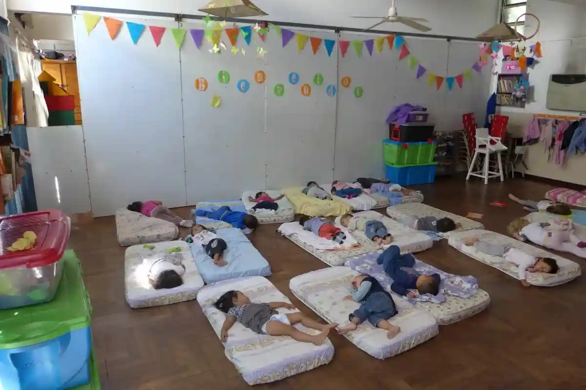 В немецких детских садах нет кроватей. Фото: скриншот / youtube.com