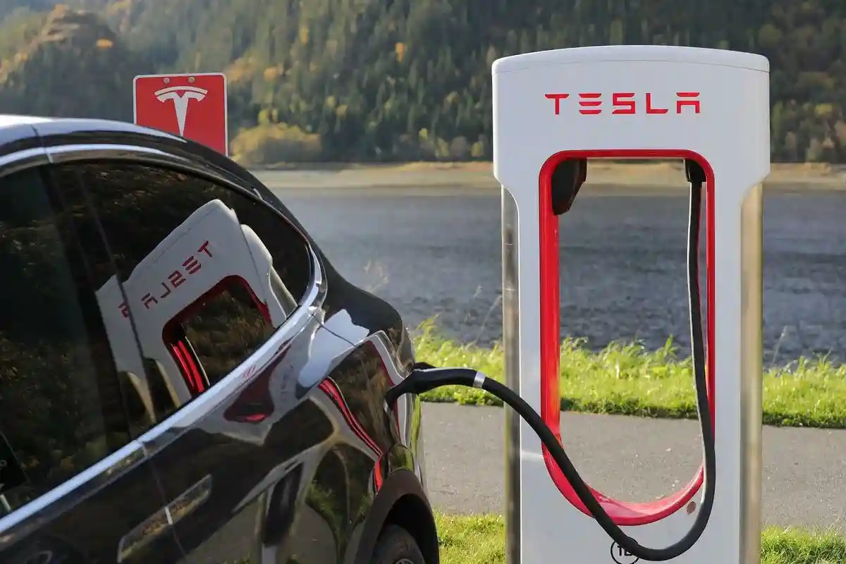 Владельцы Tesla из Норвегии заявляют, что на сильном холоде электромобиль перестает заряжаться. Фото: Blomst / Pixabay.com