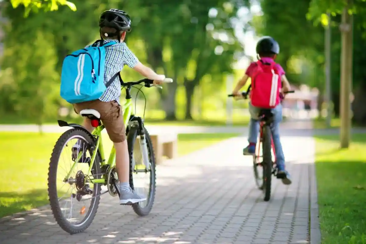 Экзамен на вождение велосипеда в немецких школах. Фото: LeManna / shutterstock.com