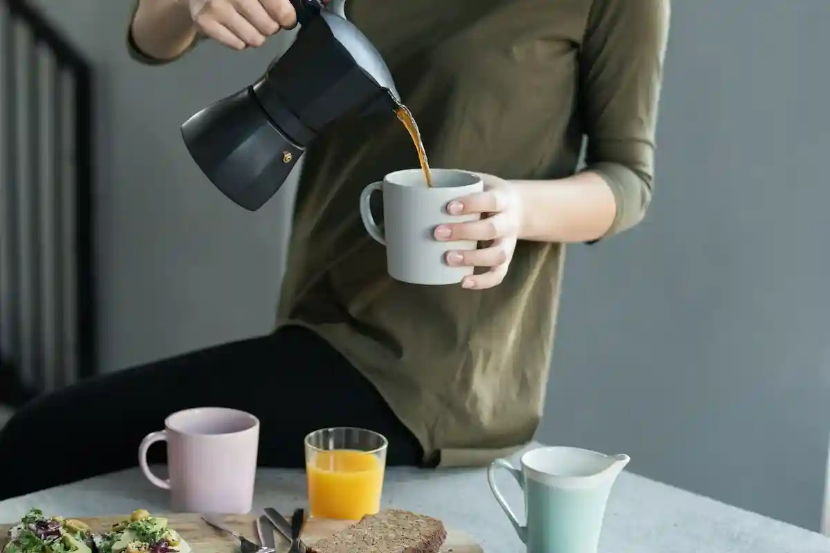 Еще одна причина, по которой кофе по утрам вреден — это кортизол. Фото: Ba Tik / Pexels.