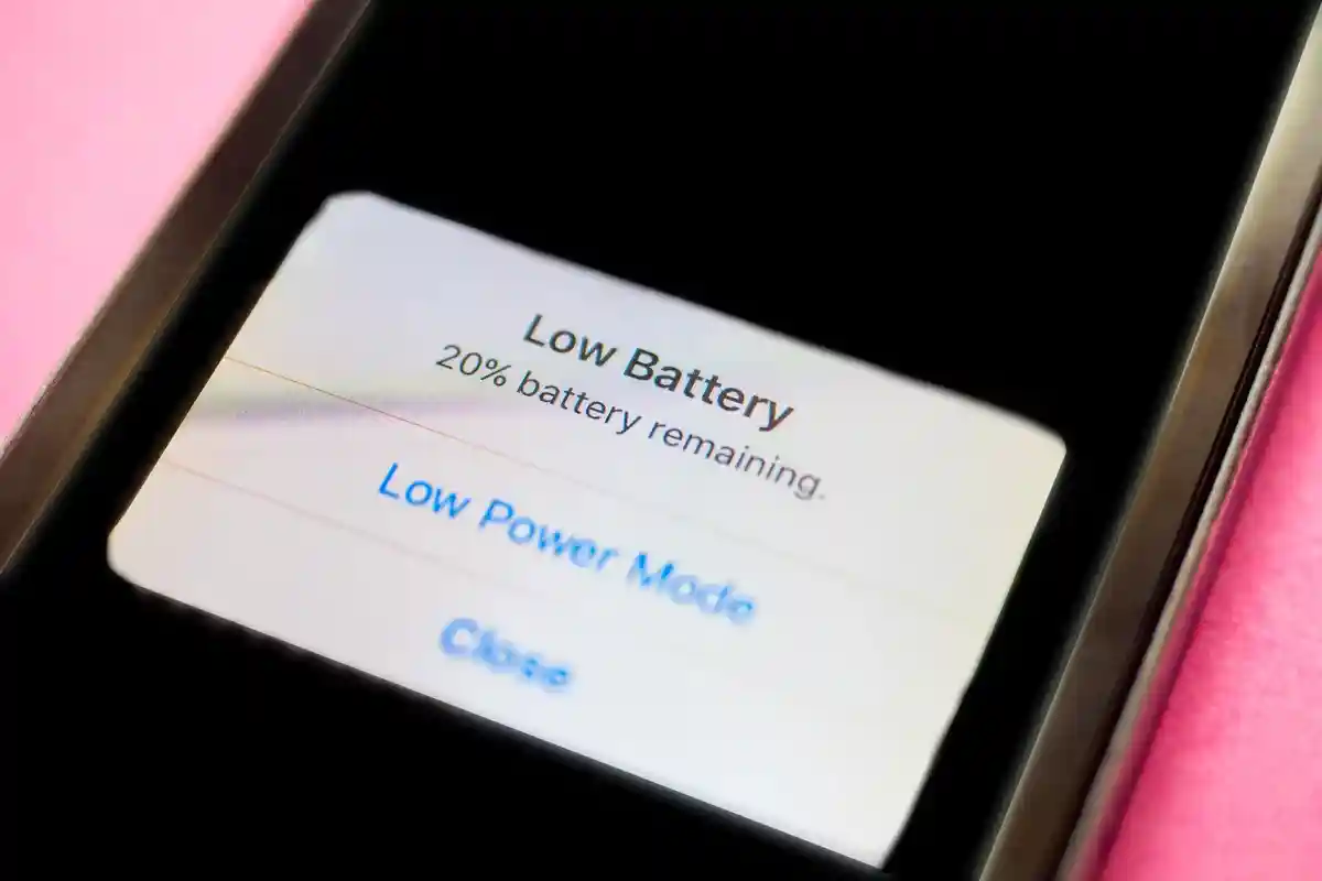 Время автономной работы iPhone 14 будет большим за счет увеличенной емкости батареи и отсутствия новых функций. Фото: boyhey / shutterstock.com
