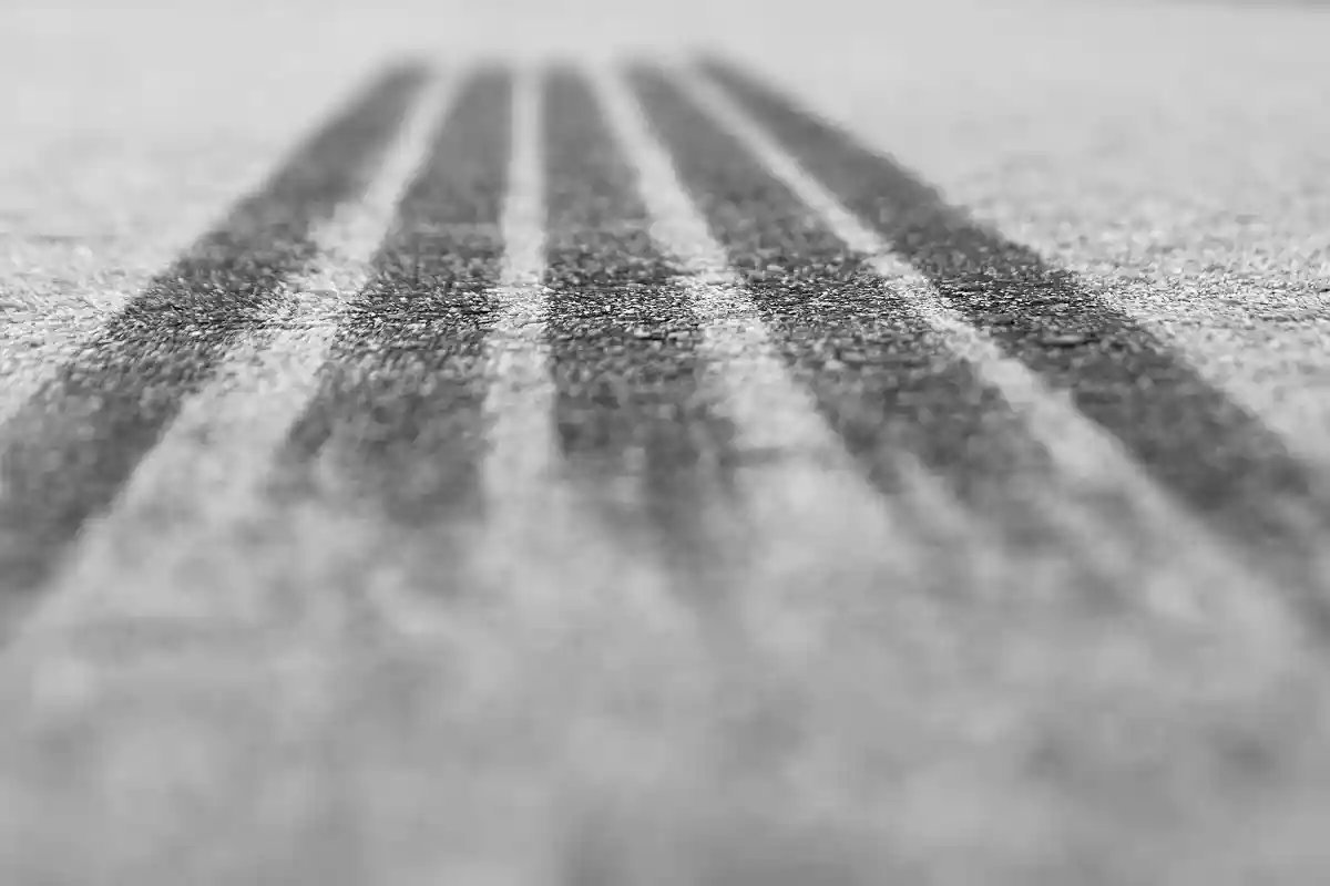 Если на дорогу падает мелкий летний дождь, с энергосберегающими шинами стоит ожидать увеличение тормозного пути. Фото: Stepanych / shutterstock.com