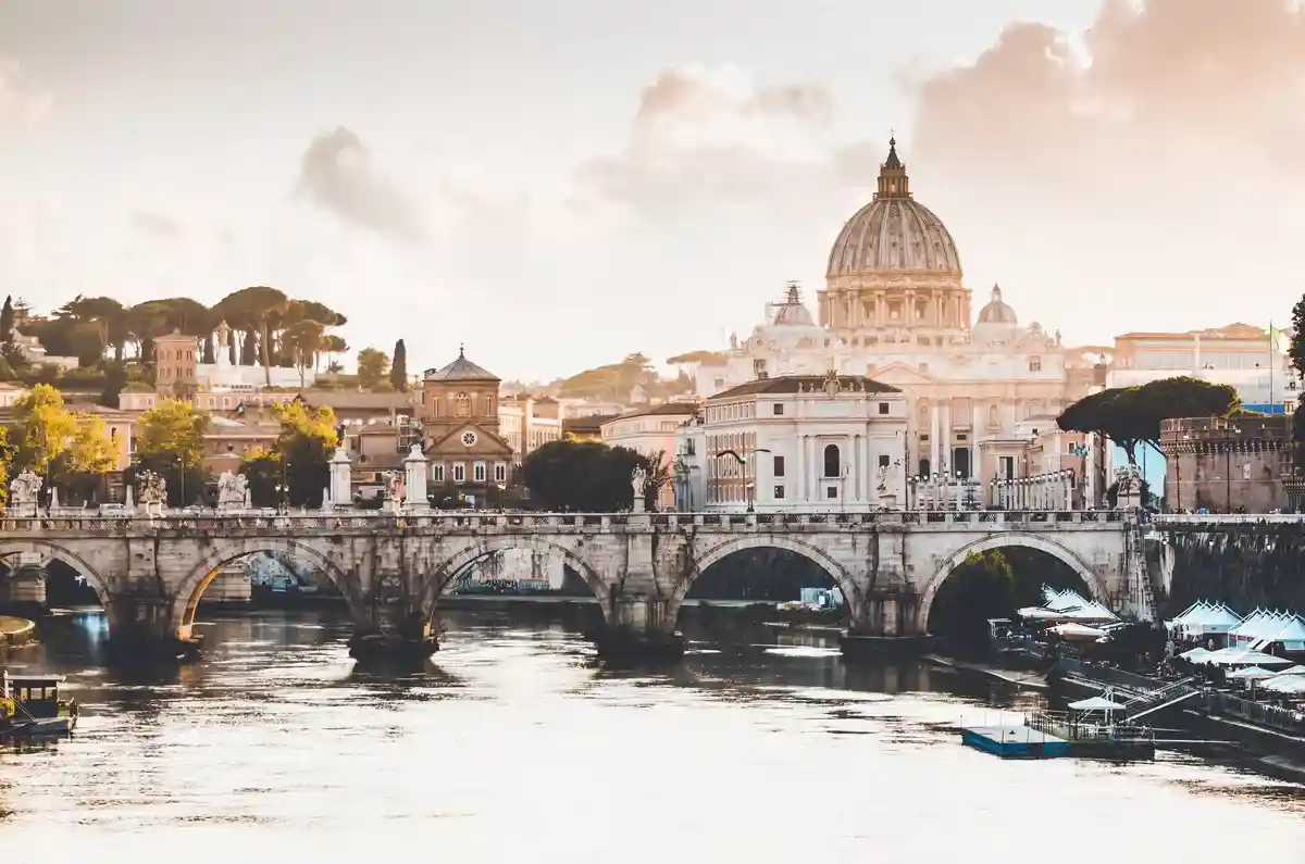 Жилье в Европе привлекательно для иностранцев, и Рим — одно из популярных направлений. Фото: Christopher Czermak / unsplash.com