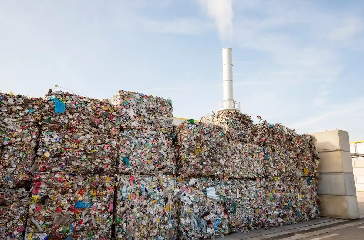 Сбор и утилизация мусора приносит гражданам Индонезии дополнительные деньги. Фото: Belish / Shutterstock.com