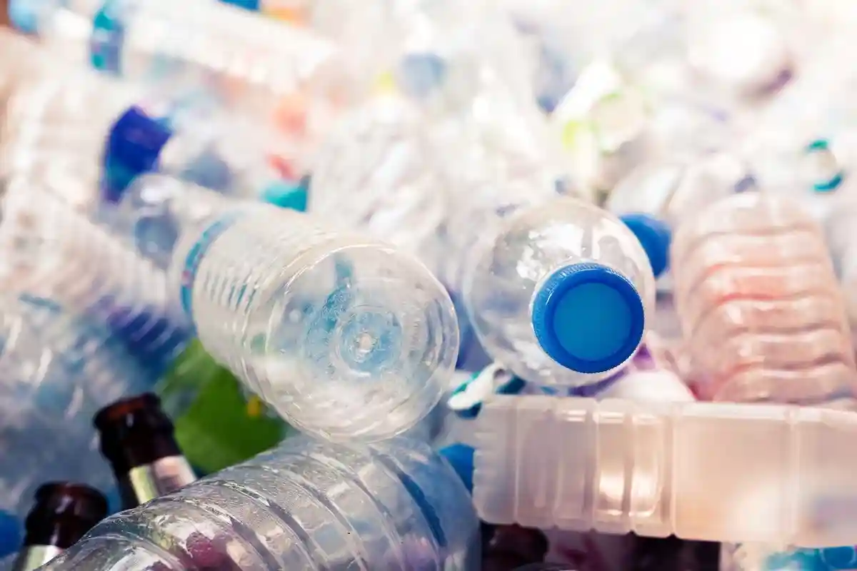 Житель Бутцбаха использует пластиковые бутылки в качестве строительного материала. Фото: Teerasak Ladnongkhun / Shutterstock.com