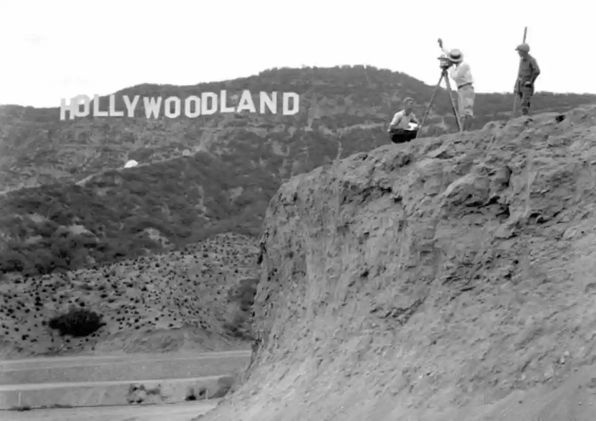 Знак Hollywood изначально выглядел несколько иначе. Фото: Martin Turnbull / pinterest.com