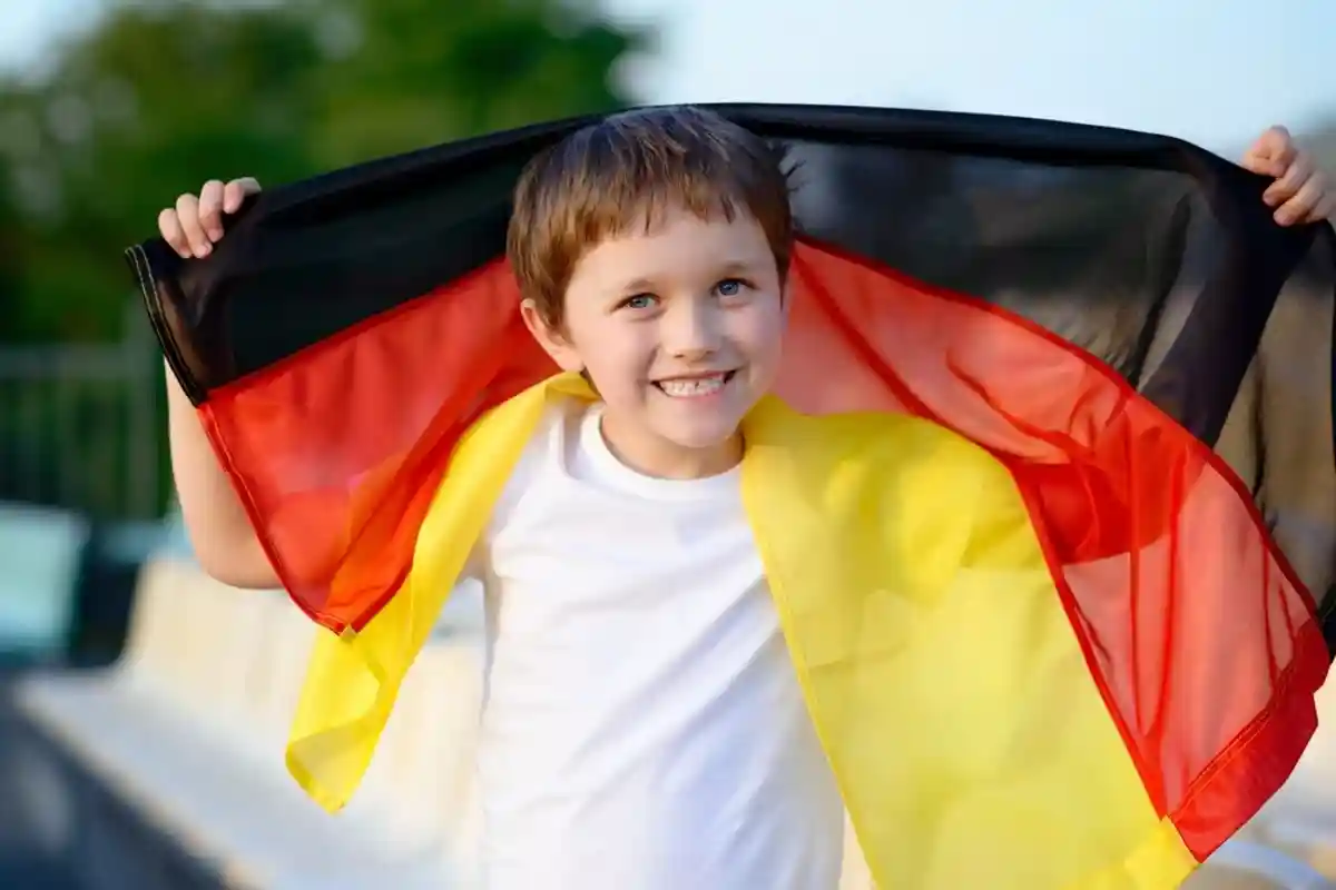 Как получить немецкое гражданство по происхождению: приемные дети. Фото: Daniel Jedzura / Shutterstock