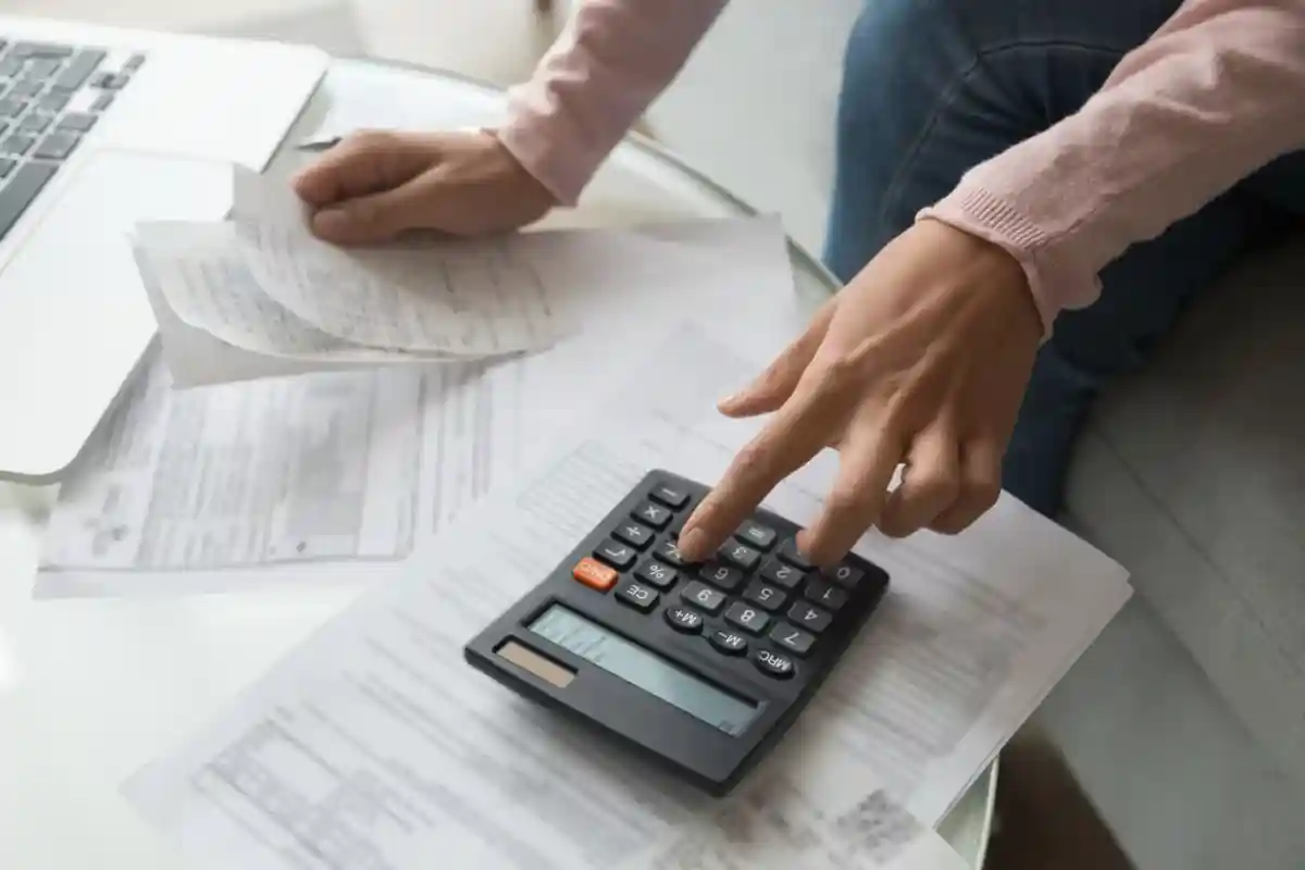 Как сэкономить на налоговой декларации 3 хитрости от налоговых консультантов. Фото: fizkes / Shutterstock
