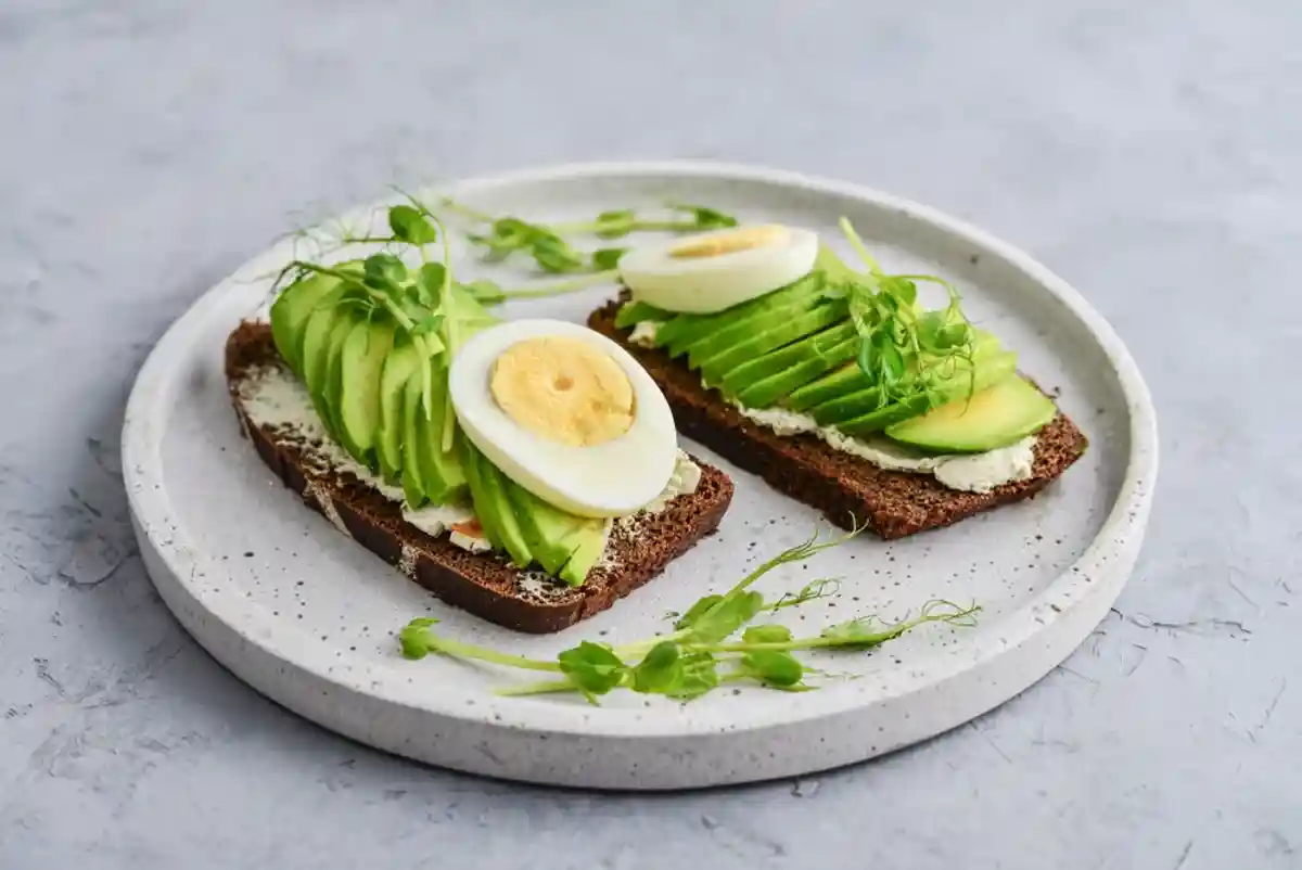 Полезные перекусы для похудения: вареное яйцо вместо жареного. Сочетание яиц, авокадо, зелени и рыбы – идеальный вариант. Фото: mama_mia / Shutterstock