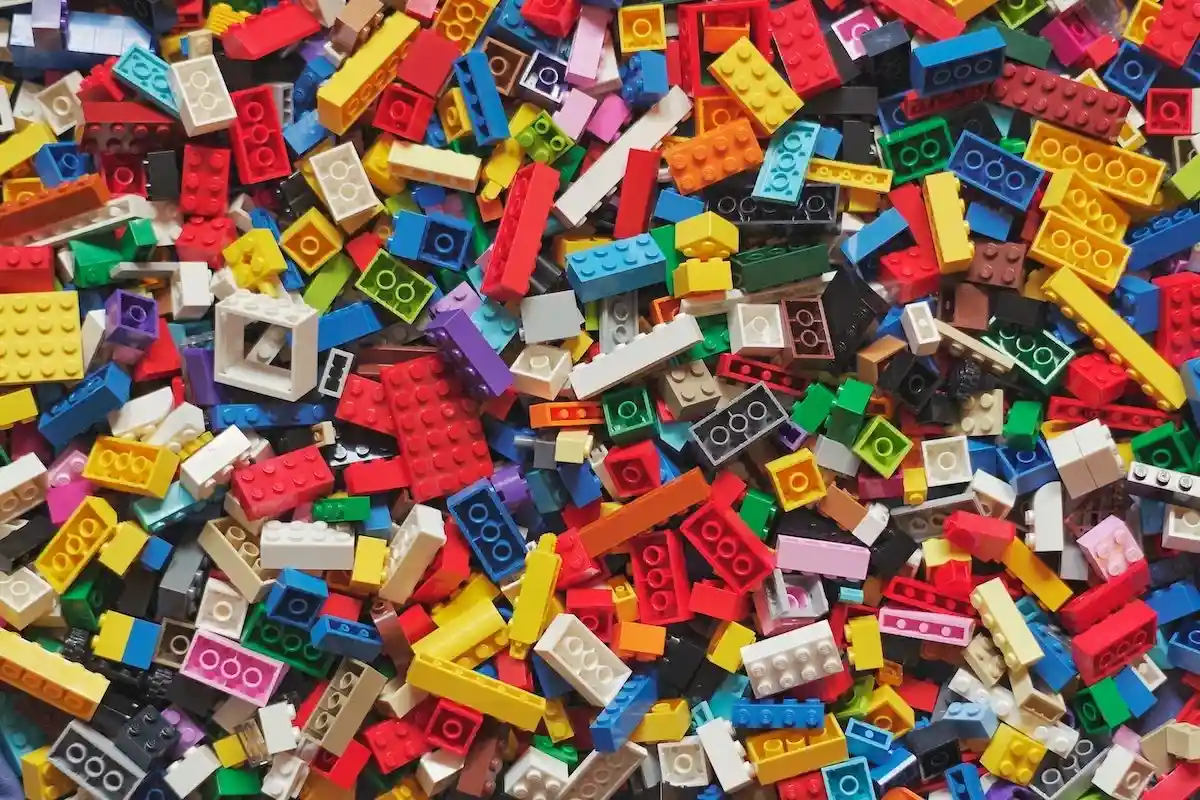 Создателю моделей Lego приходится много работать. Фото: Xavi Cabrera / Unsplash.com