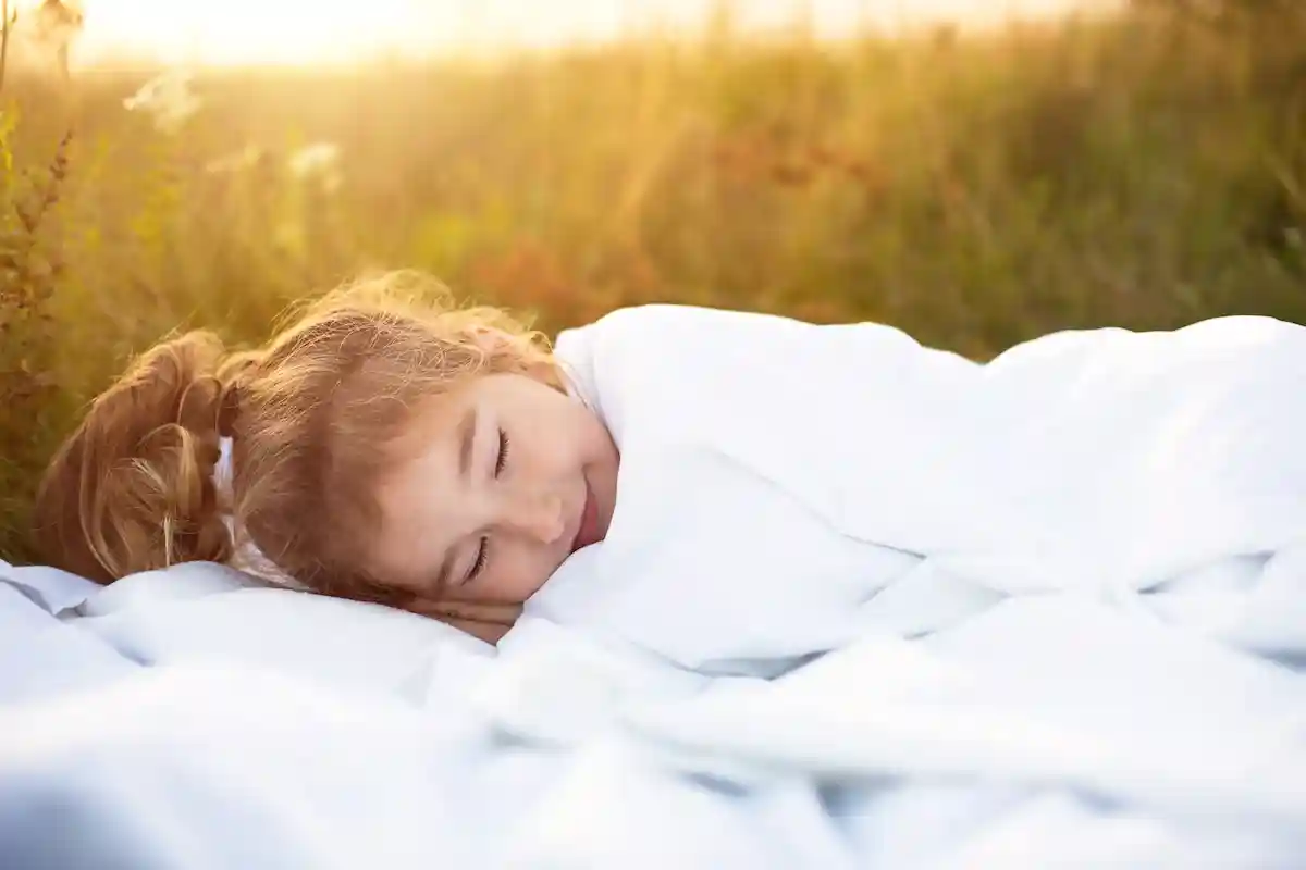 6 лайфхаков: сон ребенка младшего и среднего школьного возраста должен быть не менее 9 часов. Фото: Simol1407 / shutterstock.com