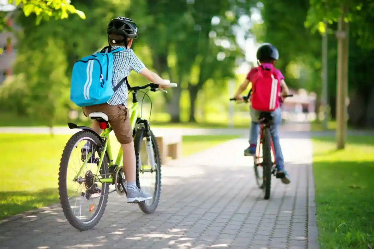 Езда в школу на велосипеде в Германии. Фото: LeManna / Shutterstock.com