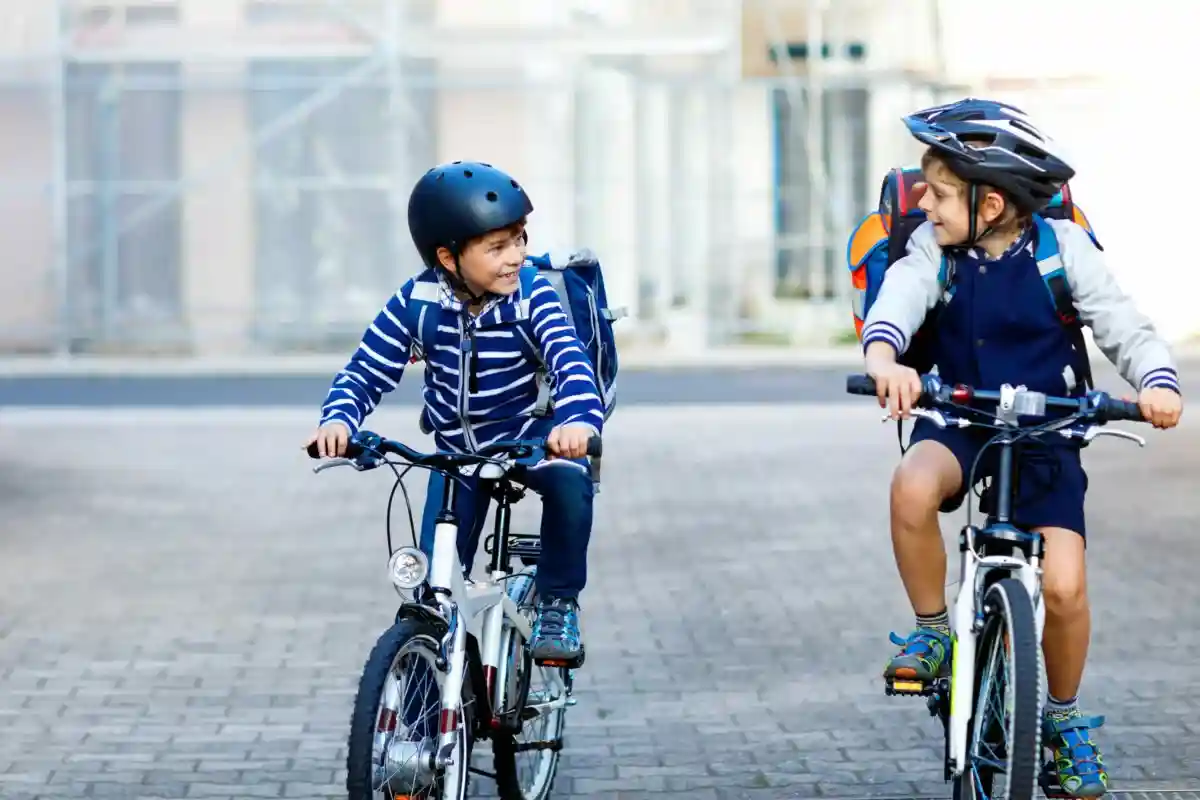 Езда в школу на велосипеде в Германии. Фото: Irina Wilhauk / Shutterstock.com