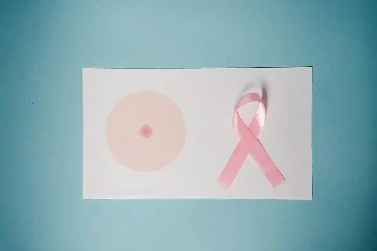 Розовая лента — международный символ организаций и частных лиц, поддерживающих программу борьбы против рака молочной железы Фото: Klaus Nielsen / Pexels.com