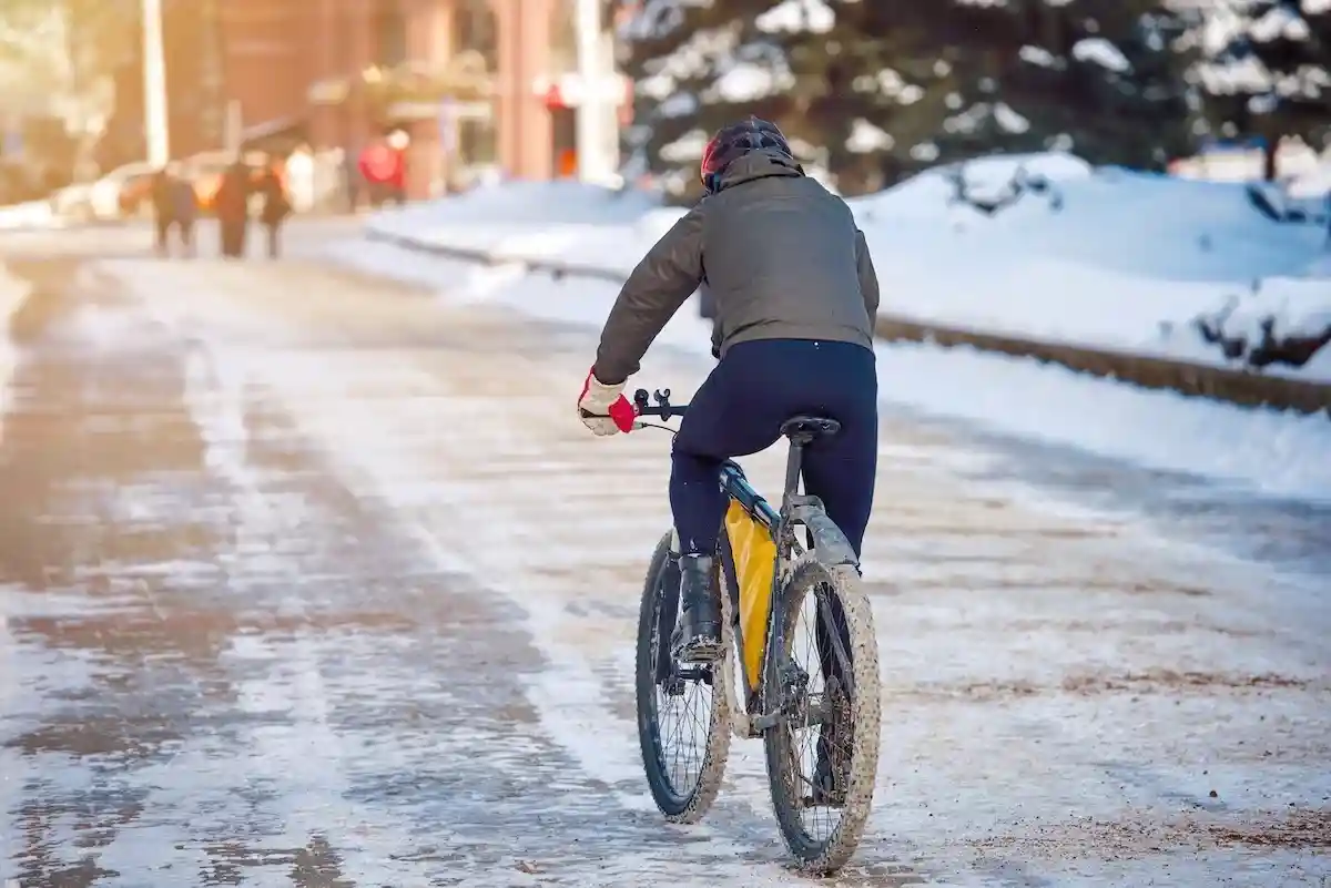 Если часто гулять и часто заниматься спортом на улице, то можно адаптировать организм к холоду. Фото: Tricky_Shark / Shutterstock.com