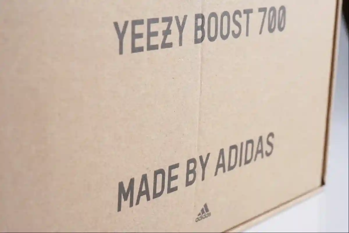 Adidas отказался от Yeezy: во сколько это обойдется. Фото: Moma okgo / shutterstock.com