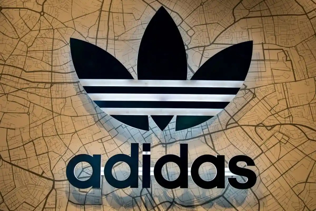 Adidas прекратил сотрудничество с Ye (Kanye West). Фото: 2p2play / shutterstock.com