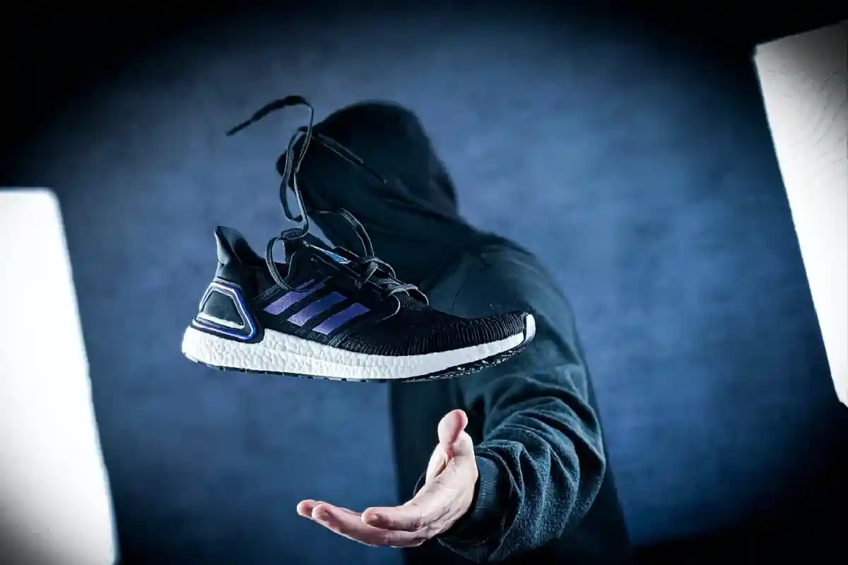 Акции Adidas серьезно упали в цене. Люди отказываются покупать брендовую одежду из-за кризиса. Фото:  Grailify / unsplash.com