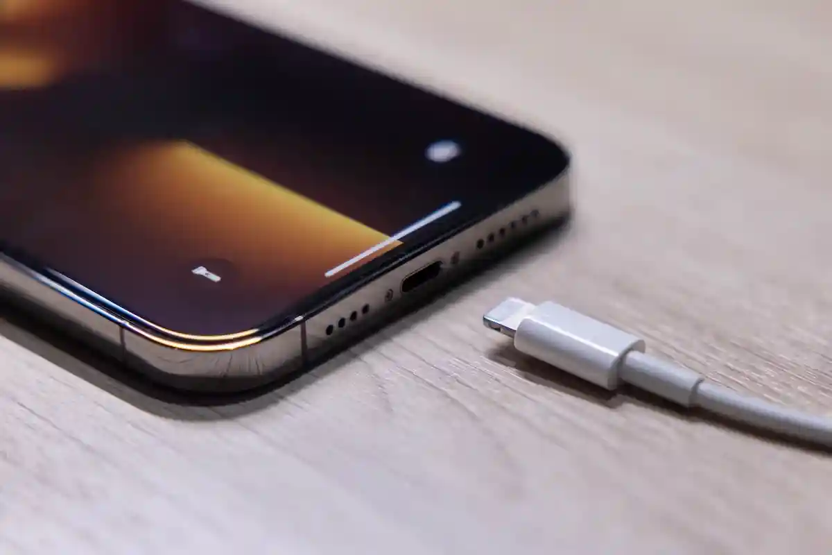 Apple лишит iPhone 15 Pro кнопок и разъема Lightning. Фото: charnsitr / shutterstock.com