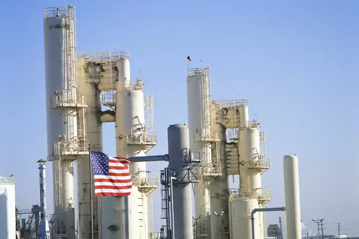 Байден увеличит продажу нефти США с целью снизить цены на топливо. Фото: Joseph Sohm / shutterstock.com