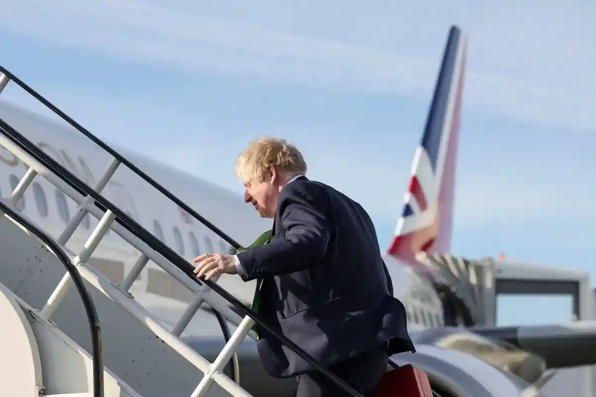 Борис Джонсон возвращается в Великобританию. Фото: Facebook.com/borisjohnson