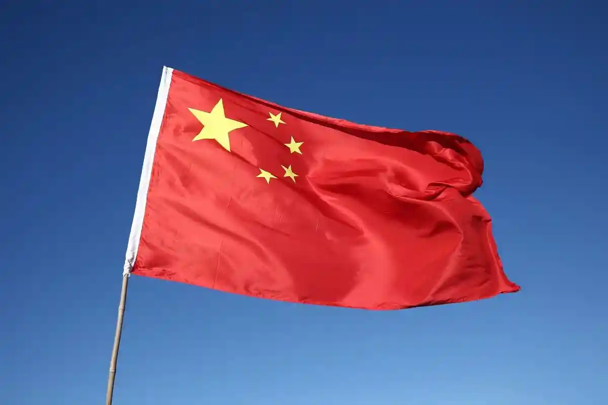 В Тайване жгут китайские флаги. Фото: yeoojk / Shutterstock.com