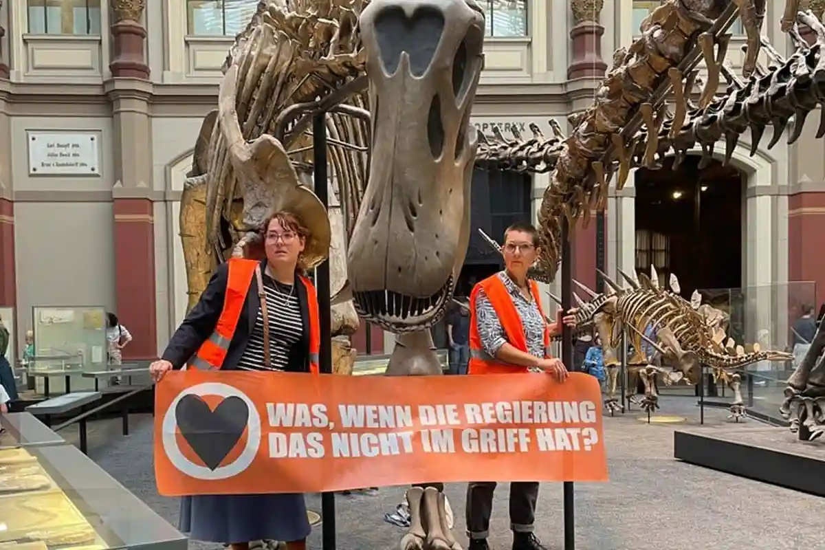 Экоактивисты приклеили себя к скелету динозавра в Берлине