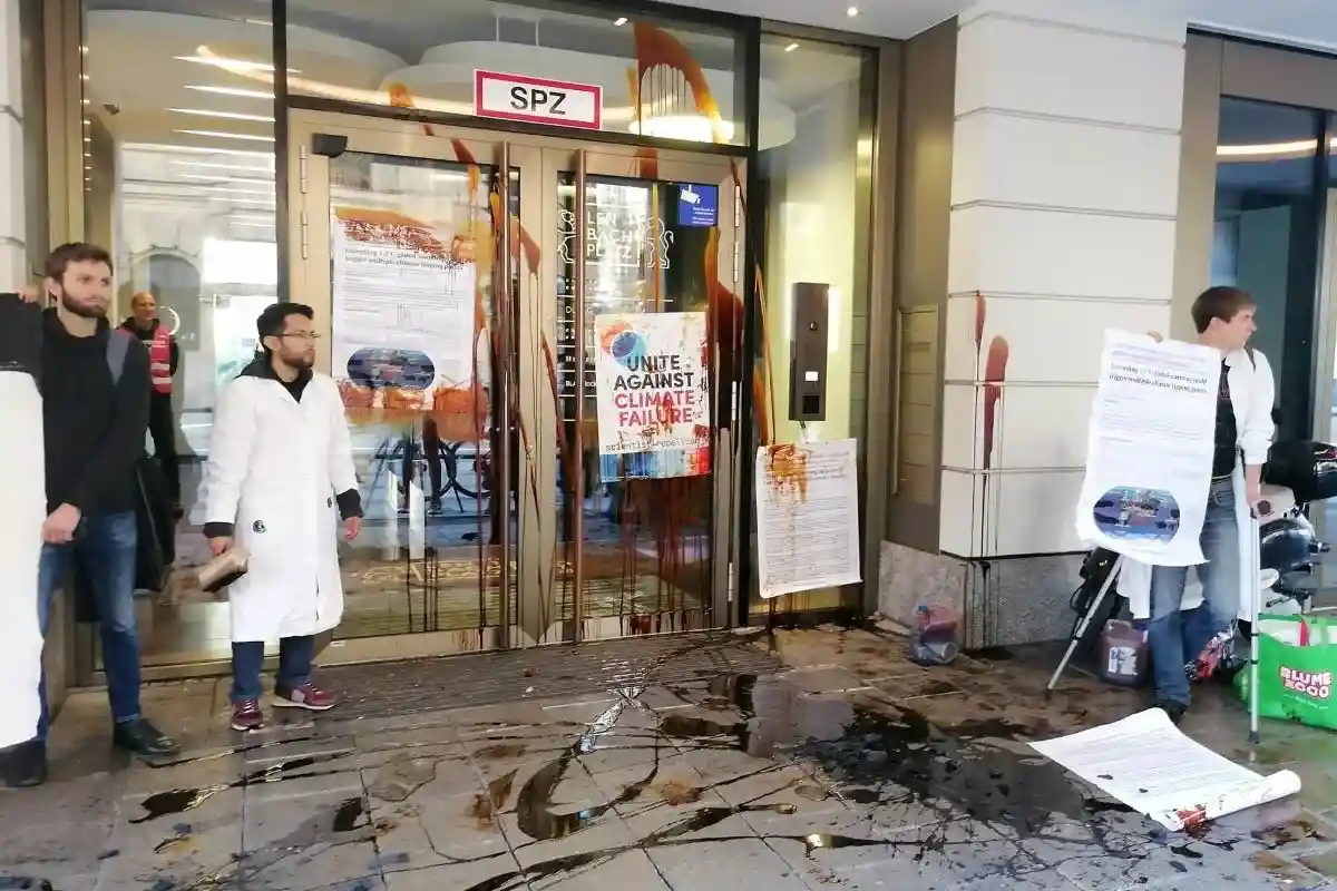 Экоактивисты в Мюнхене приклеили себя к зданию BlackRock. Фото: DebtforClimate / twitter.com
