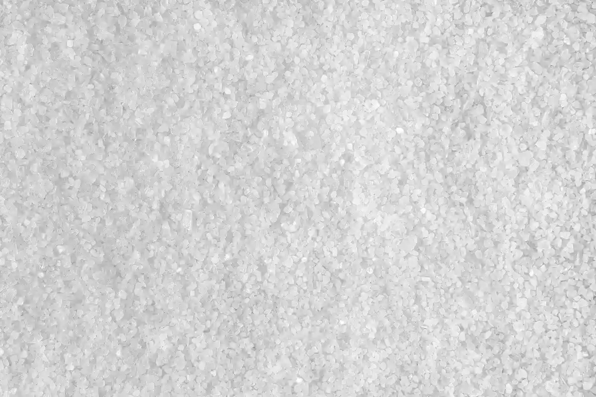 Замена поваренной соли на соль, содержащую хлорид калия, помогает снизить риск инфарктов и инсультов. Фото: SolidMaks / shutterstock.com