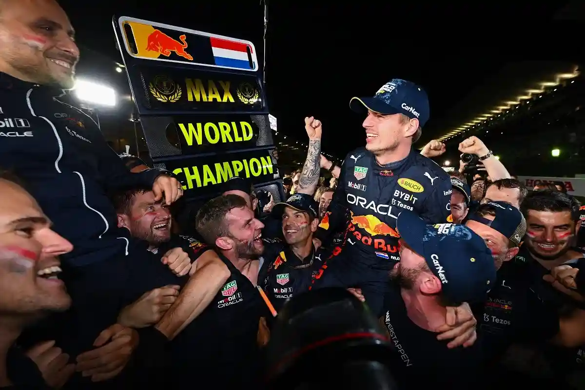 Ферстаппен снова стал чемпионом в «Формуле-1»