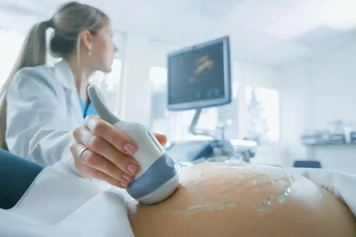 При конфликтной беременности ультразвуковое исследование поможет определить отклонения. Фото: Gorodenkoff / shutterstock.com