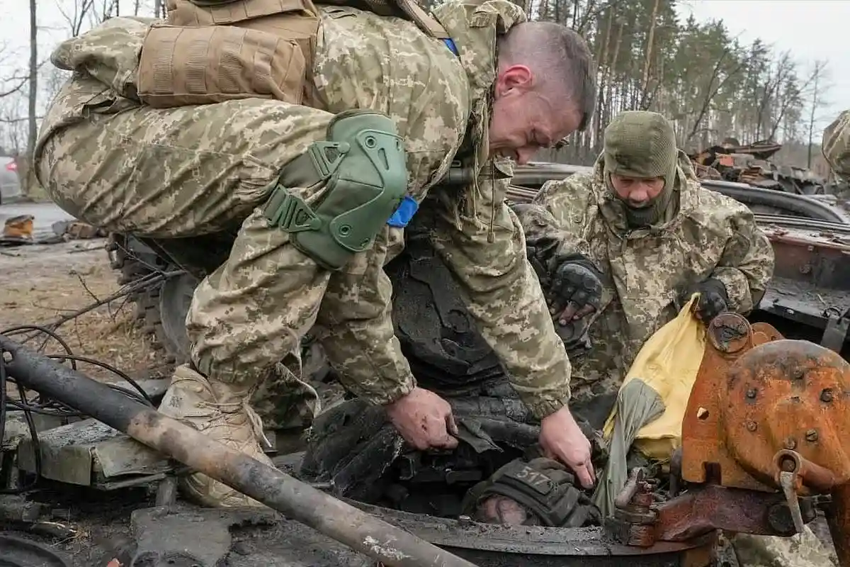 Груз 200: Украинские солдаты достают из танка тело российского бойца. Фото: @antiputler_news / twitter.com